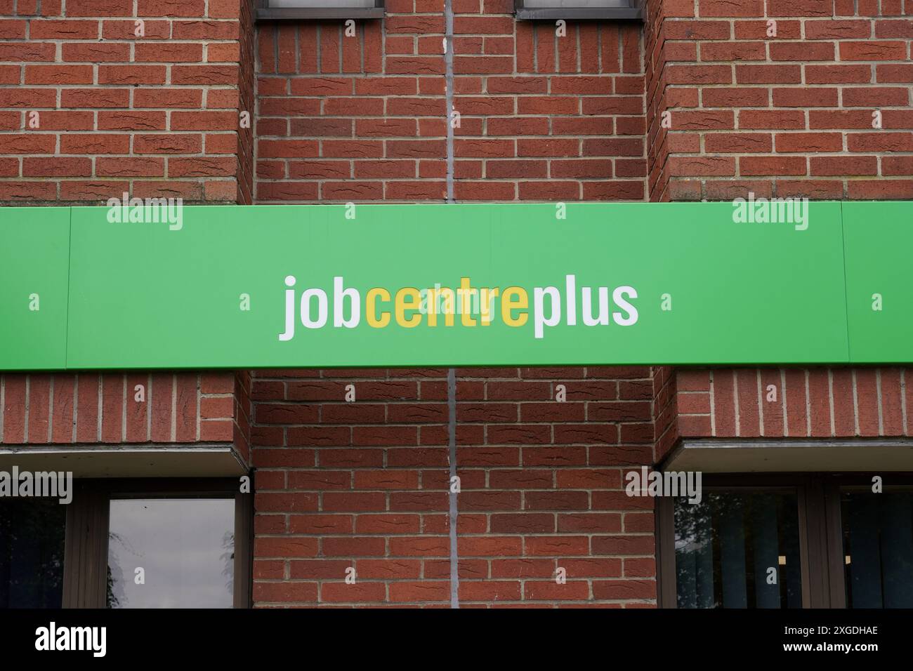 Eastleigh, Inghilterra, 11 giugno 2024 cartello Job Centre Plus sopra l'ingresso al centro di consulenza per la ricerca di lavoro nel Regno Unito Foto Stock