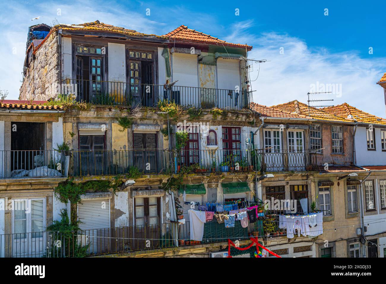Porto, la città portoghese famosa in tutto il mondo per il suo omonimo, costruita sull'estuario del fiume Douro prima di sfociare nell'Atlantico Foto Stock