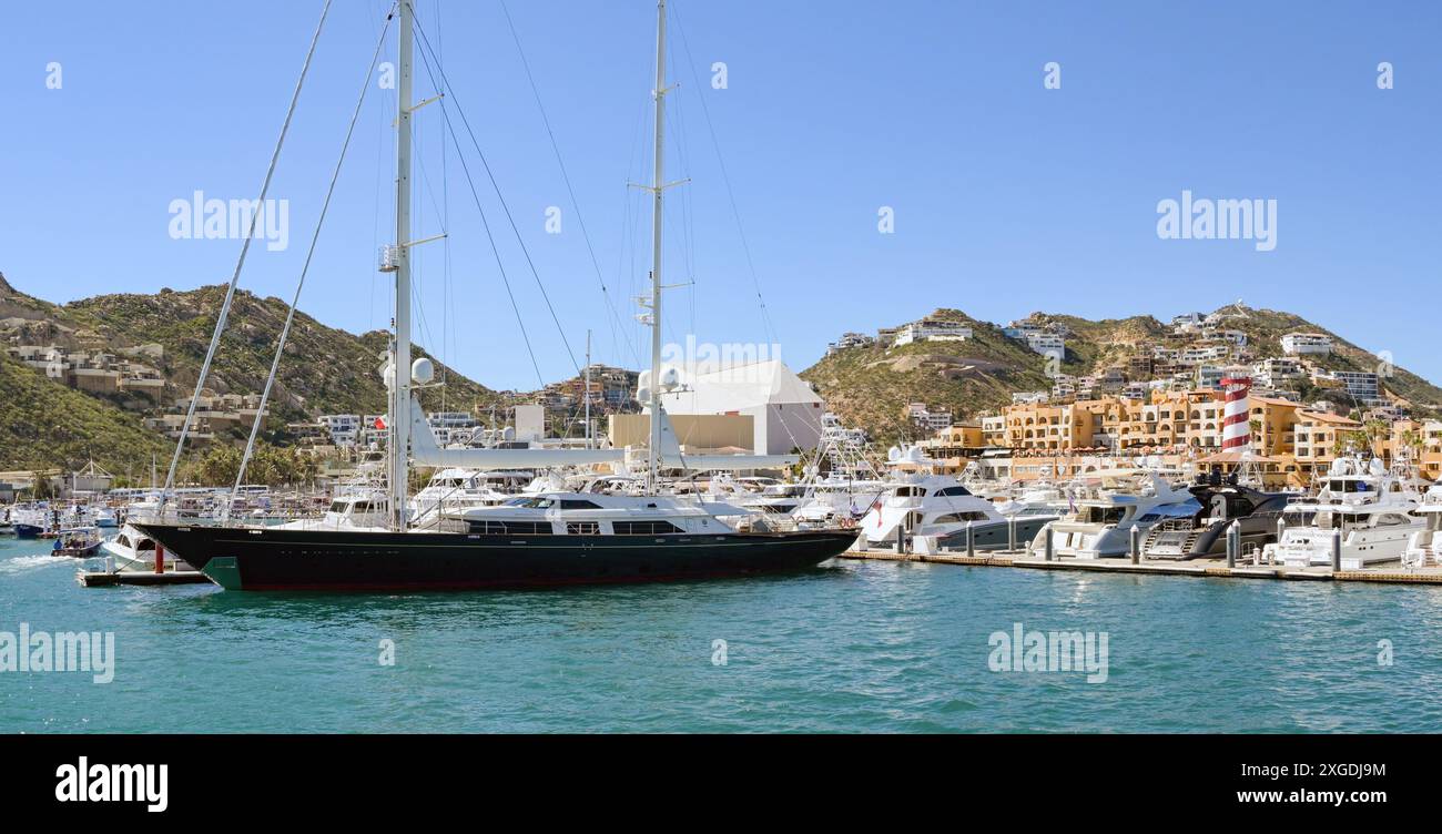 Cabo San Lucas, Messico - 14 gennaio 2024: Vista panoramica di una lussuosa barca a vela ad alto albero ormeggiata nel porto di Cabo San Lucas Foto Stock