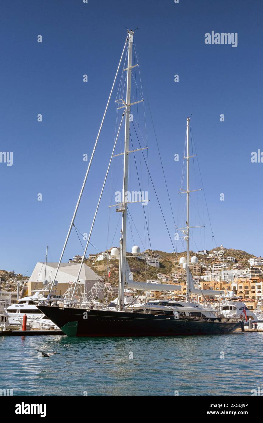 Cabo San Lucas, Messico - 14 gennaio 2024: Lussuoso veliero ad alto albero ormeggiato nel porto di cabo San Lucas sulla Baja Californi Sur. Foto Stock