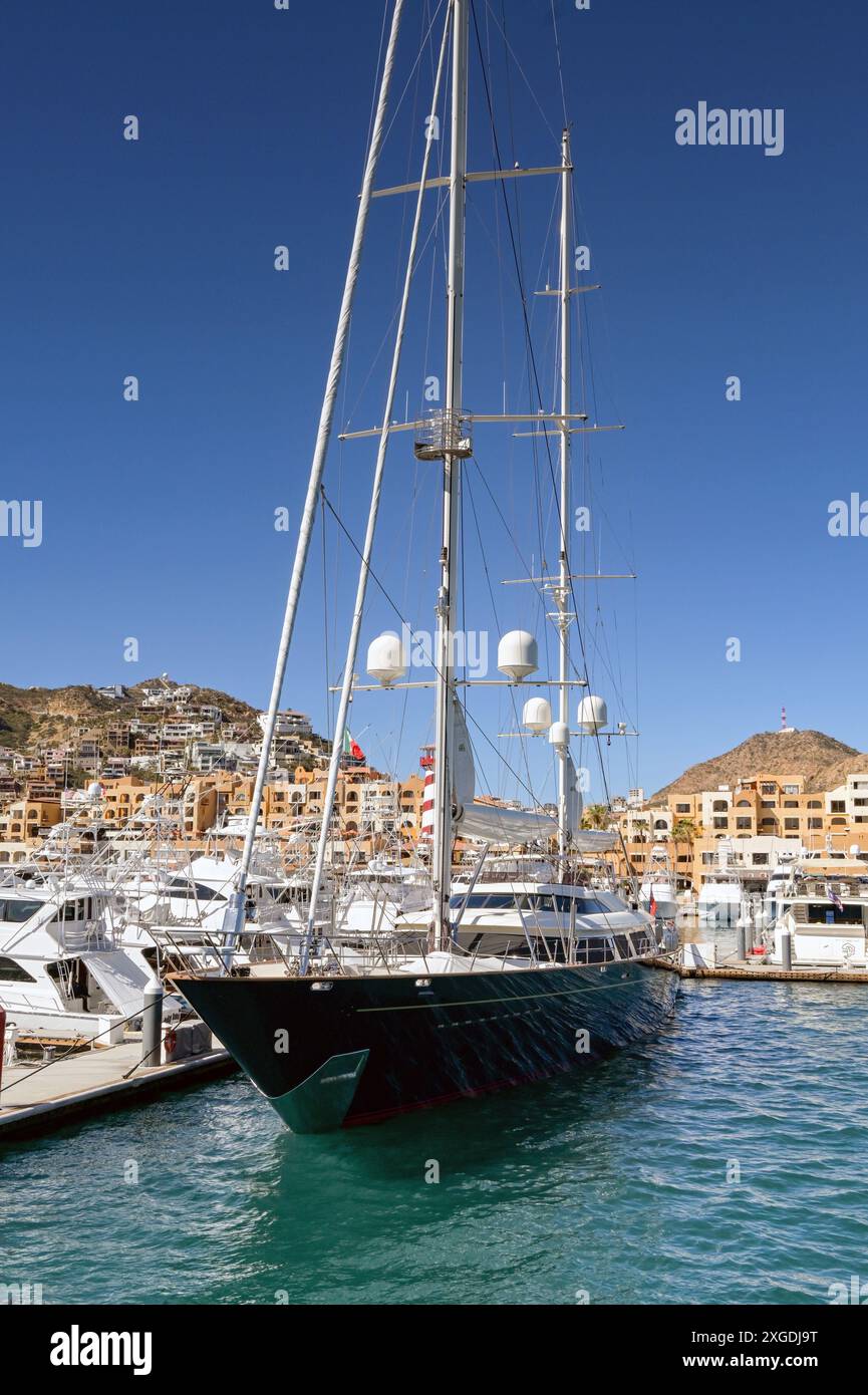 Cabo San Lucas, Messico - 14 gennaio 2024: Lussuoso veliero ad alto albero ormeggiato nel porto di cabo San Lucas sulla Baja Californi Sur. Foto Stock