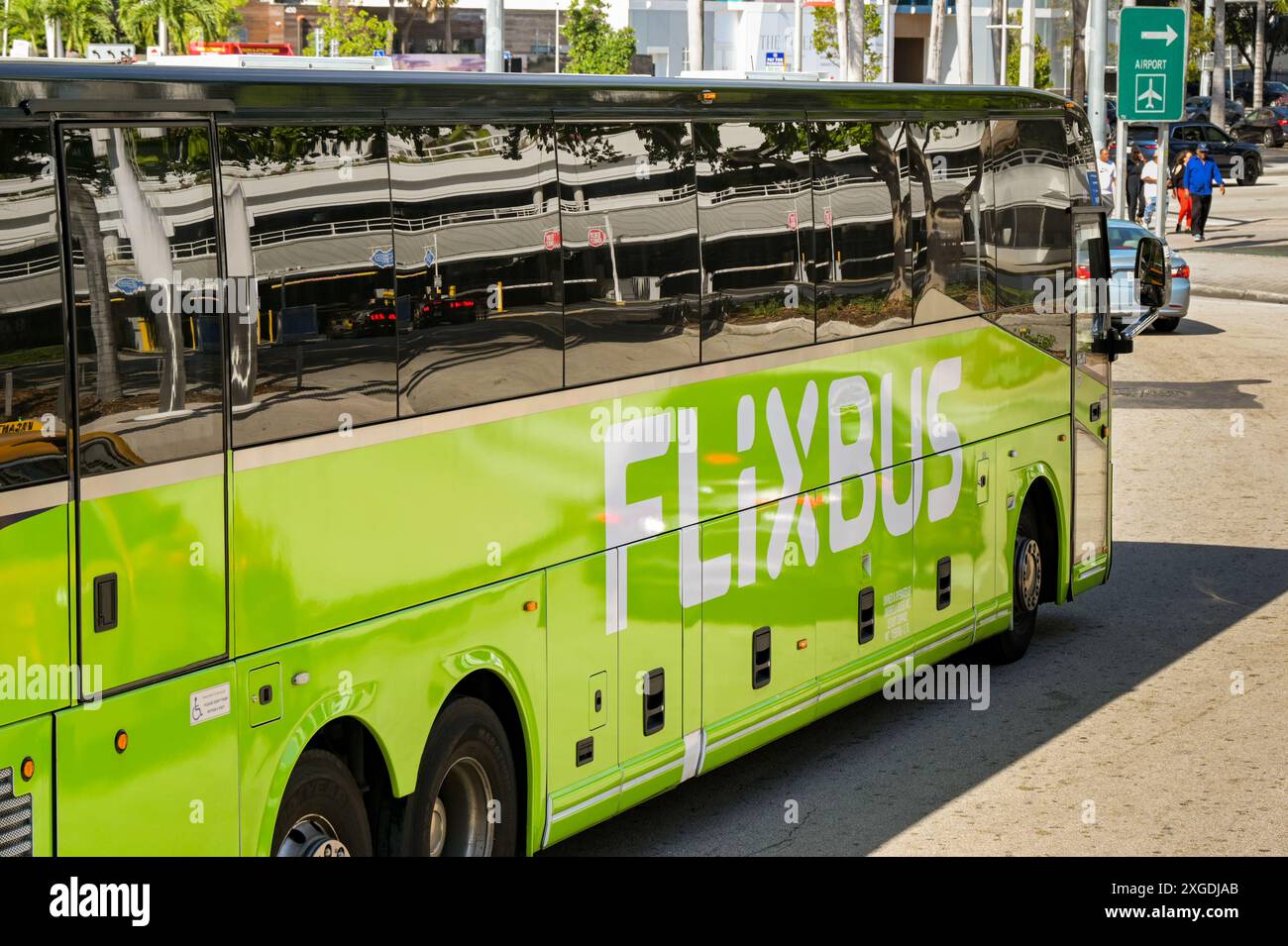 Miami, Florida, USA - 3 dicembre 2023: Vista laterale di un pullman gestito dal servizio pullman budget Flixbus Foto Stock