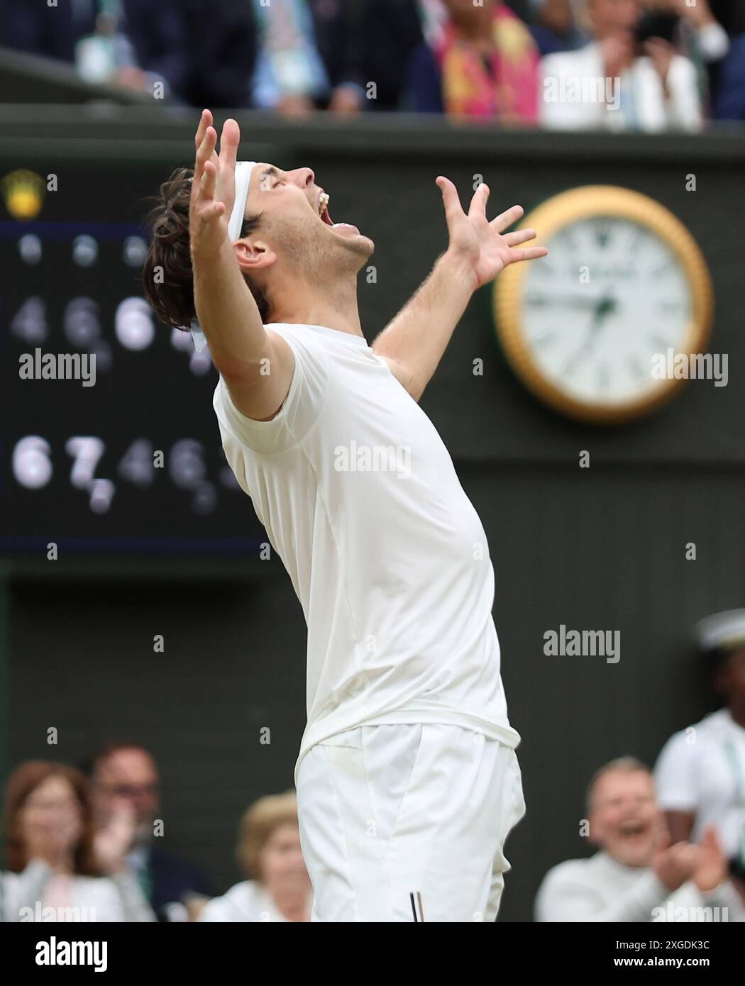 Londra, Regno Unito. 8 luglio 2024. Taylor Fritz celebra la vittoria nel suo quarto turno contro il tedesco Alexander Zverev ai Campionati di Wimbledon 2024 a Londra lunedì 8 luglio 2024. Foto di Hugo Philpott/UPI credito: UPI/Alamy Live News Foto Stock