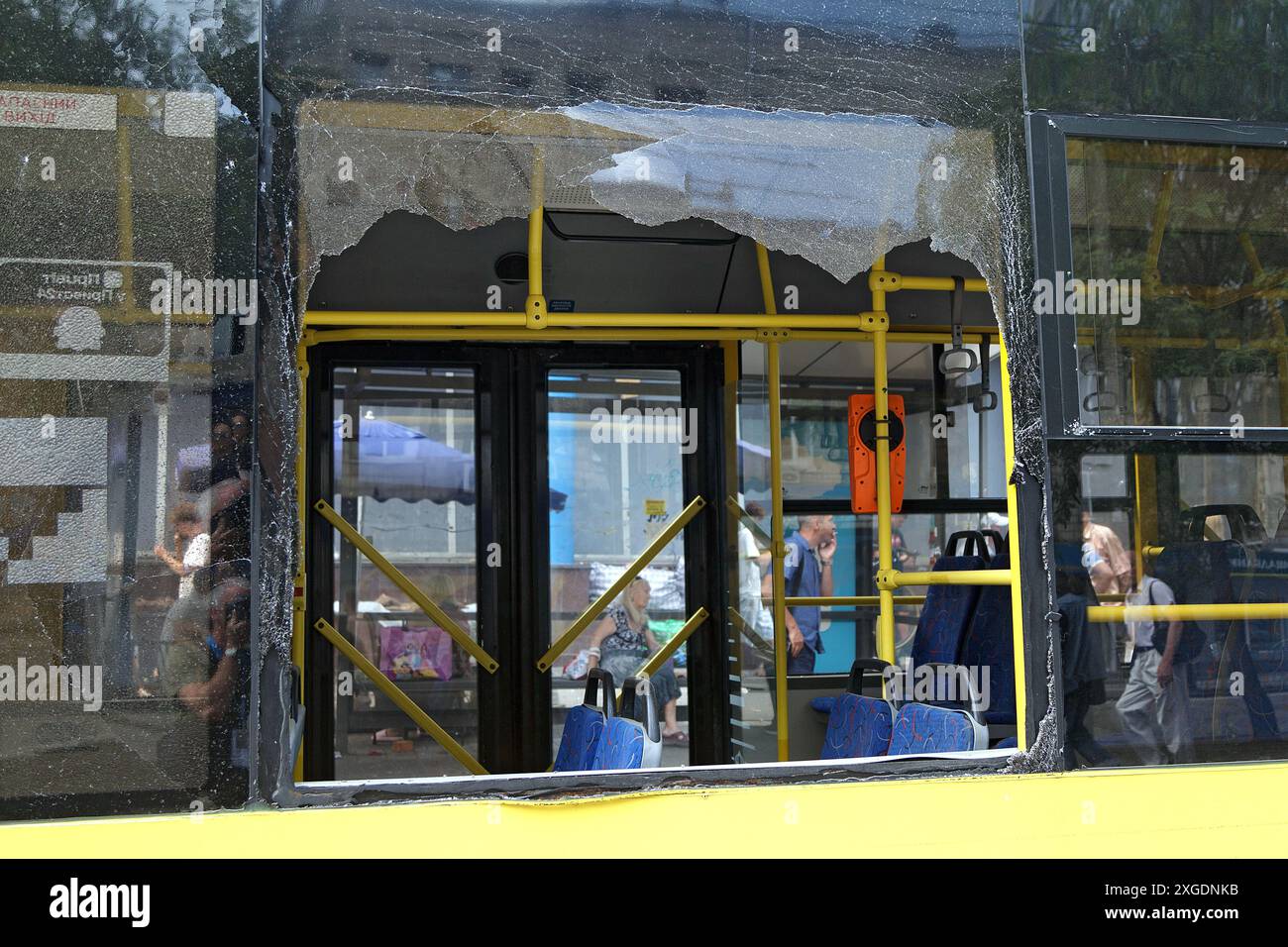 Kiev, Ucraina. 8 luglio 2024. KIEV, UCRAINA - 8 LUGLIO 2024 - Una finestra frantumata si trova in un filobus vicino alla stazione della metropolitana Lukianivska durante un attacco missilistico russo, Kiev, capitale dell'Ucraina. Crediti: Ukrinform/Alamy Live News Foto Stock