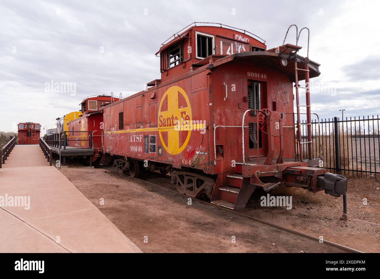 Winslow, Arizona - 18 dicembre 2023: Vagoni della BNSF Sante Fe in mostra in un parco cittadino di Winslow, Arizona Foto Stock