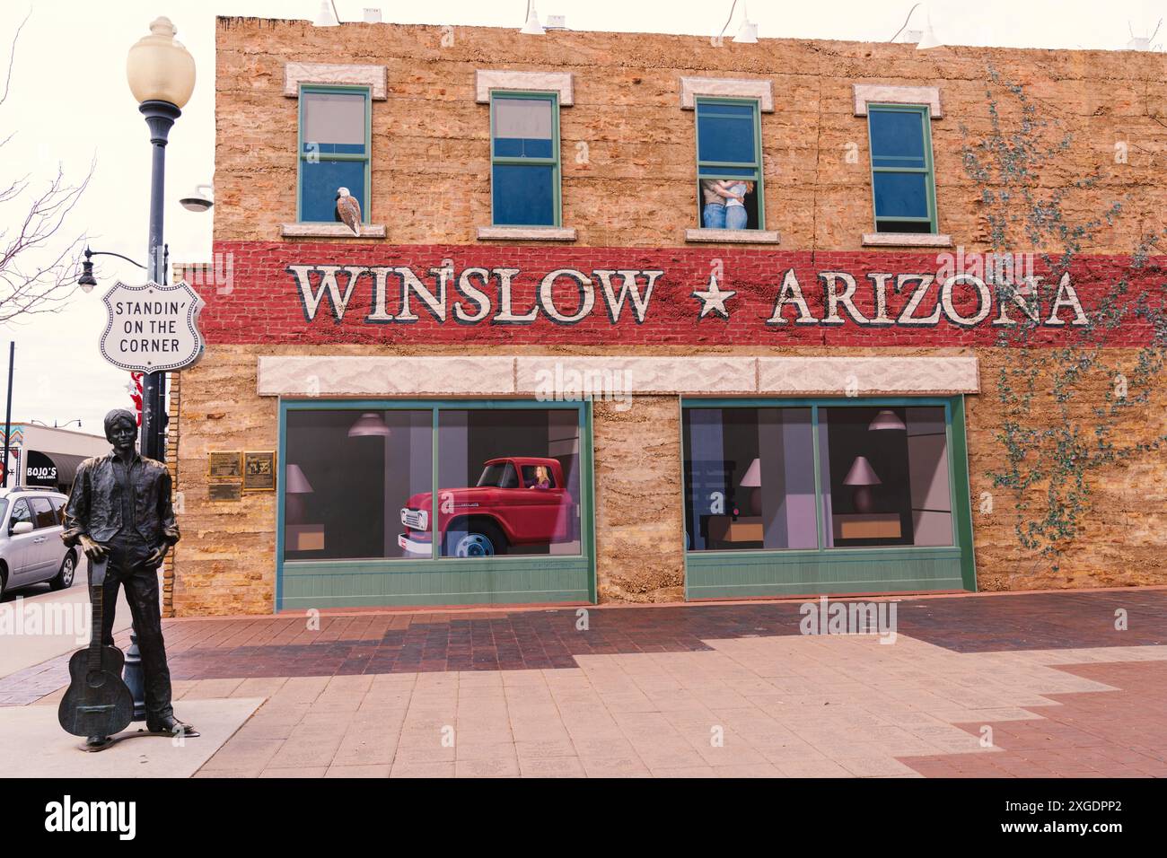 Winslow, Arizona - 18 dicembre 2023: In piedi all'angolo della storica Route 66 a winslow, Arizona, statua di Jackson Browne Glen Frey Foto Stock