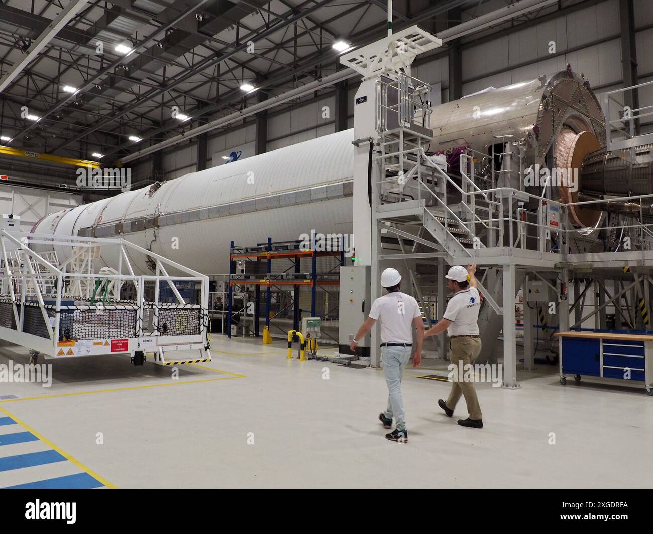 Kourou, Francia. 8 luglio 2024. Il modello di prova dell'Ariane 6 può essere visto nello spazio europeo nella Guyana francese, nella sala in cui sono assemblati gli stadi principale e superiore del razzo. Crediti: Rachel Bossmeyer/dpa/Alamy Live News Foto Stock