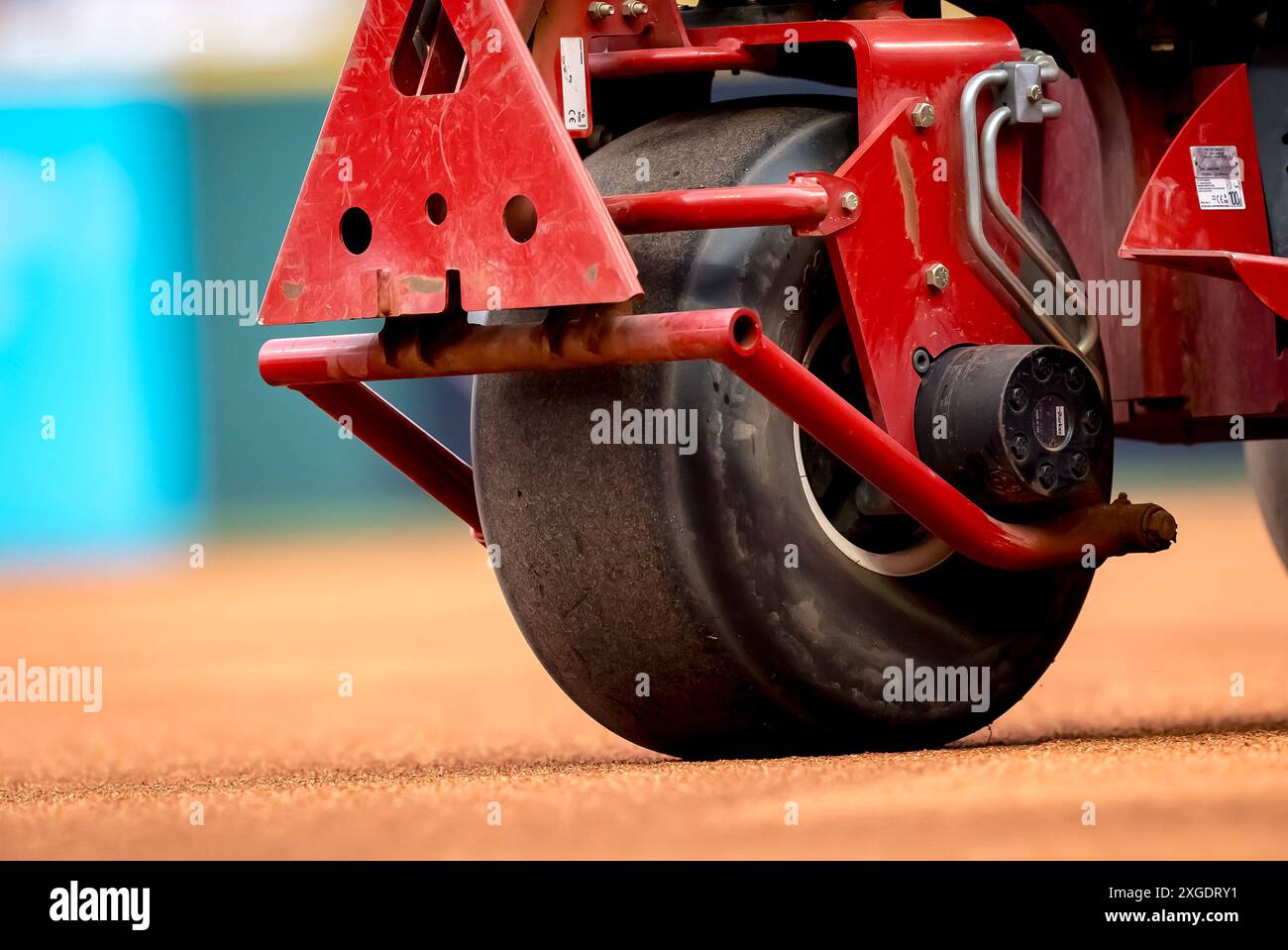 Cleveland, Oh, Stati Uniti. 5 luglio 2024. Gli equipaggi di terra preparano il campo mentre i Cleveland Guardians giocano contro i San Francisco Giants in visita al Progressive Field di Cleveland, OHIO. San Francisco continua a vincere 4-2. (Credit Image: © Walter G. Arce Sr./ASP via ZUMA Press Wire) SOLO PER USO EDITORIALE! Non per USO commerciale! Foto Stock