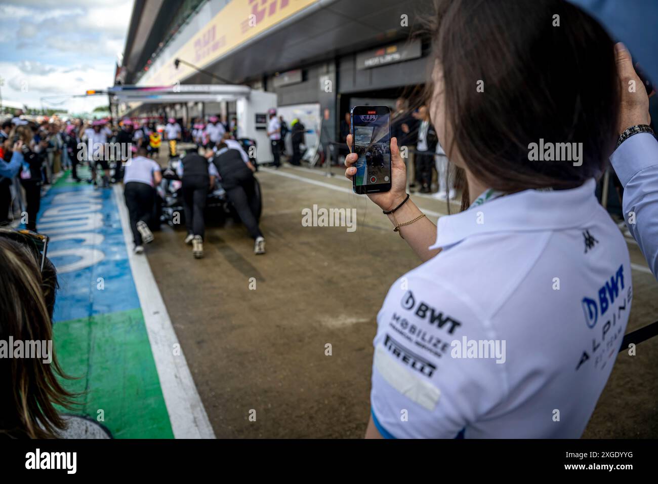 Silverstone, Regno Unito, 8 luglio 2024, Abbi Pulling , che partecipa al giorno della gara, 12° round del campionato di Formula 1 2024. Crediti: Michael Potts/Alamy Live News Foto Stock