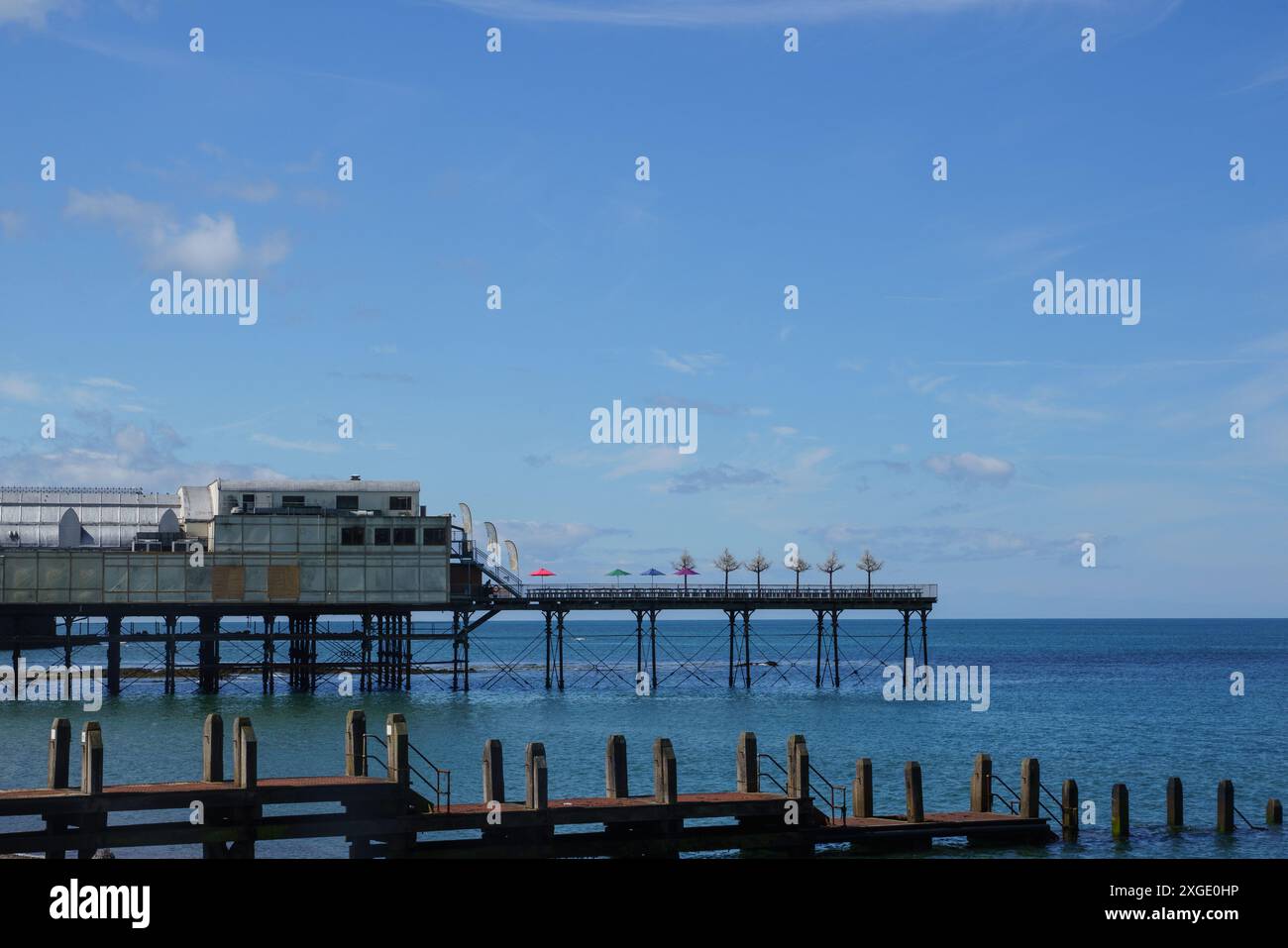 Vedute dalla passeggiata di Abergavenny, che mostra la galleria del Royal Pier. Preso con l'alta marea. Ceredigion, destinazione turistica del Galles centrale. Foto Stock