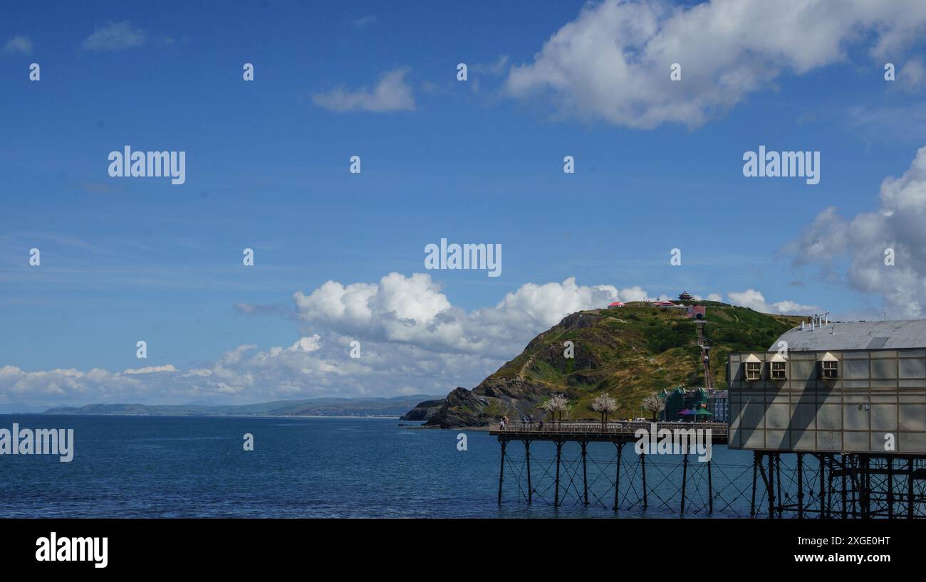 Vista dalla passeggiata di Abergavenny, che mostra l'ampia e distesa costa. Ceredigion, destinazione turistica del Galles centrale. Foto Stock