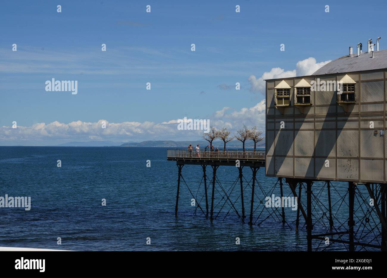 Vista dalla passeggiata di Abergavenny, che mostra l'ampia e distesa costa. Ceredigion, destinazione turistica del Galles centrale. Foto Stock
