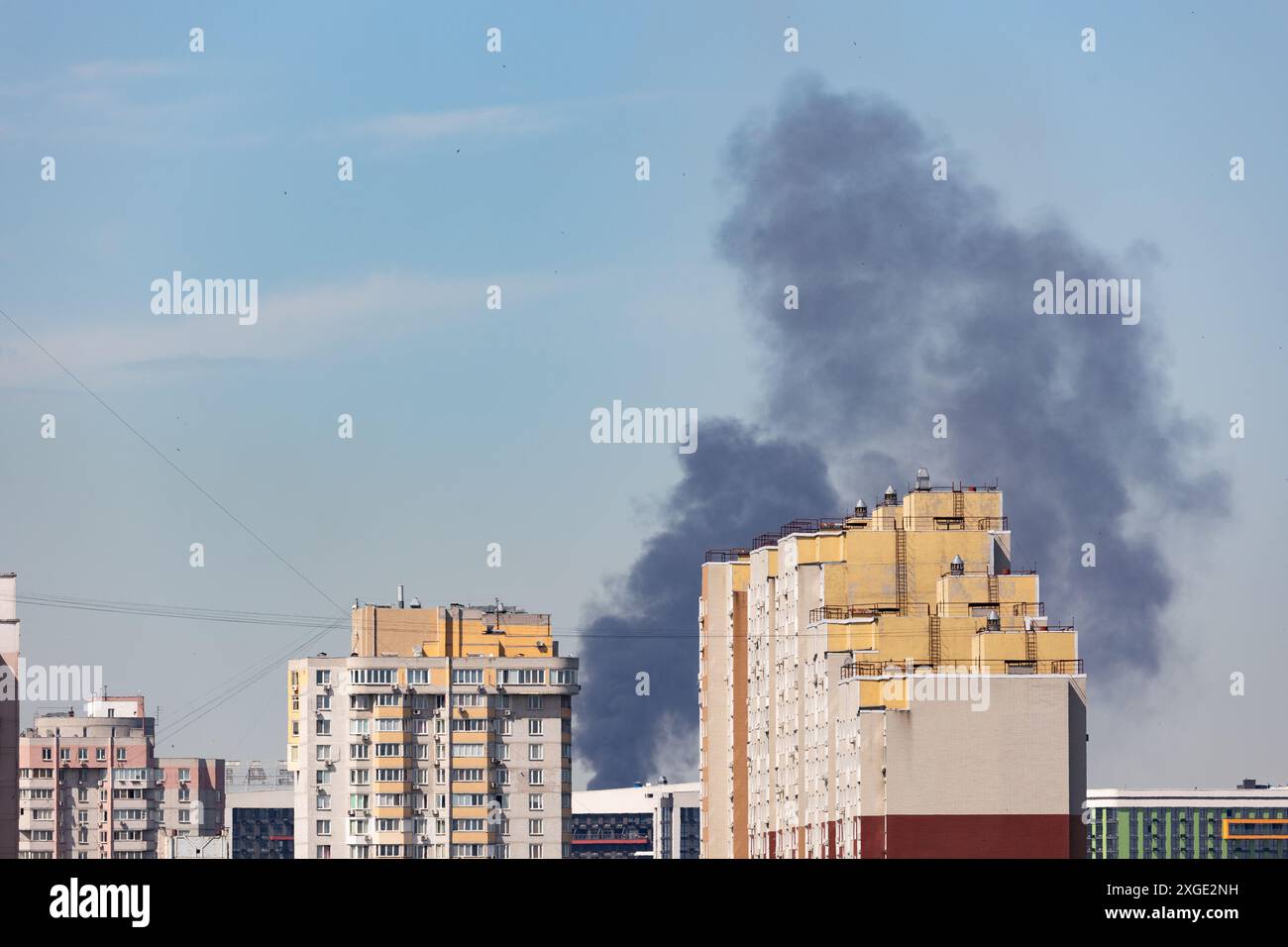 Kiev, Ucraina - 08 luglio 2024: Il fumo sale sullo skyline della città dopo un attacco missilistico combinato russo alle infrastrutture civili della capitale ci Foto Stock