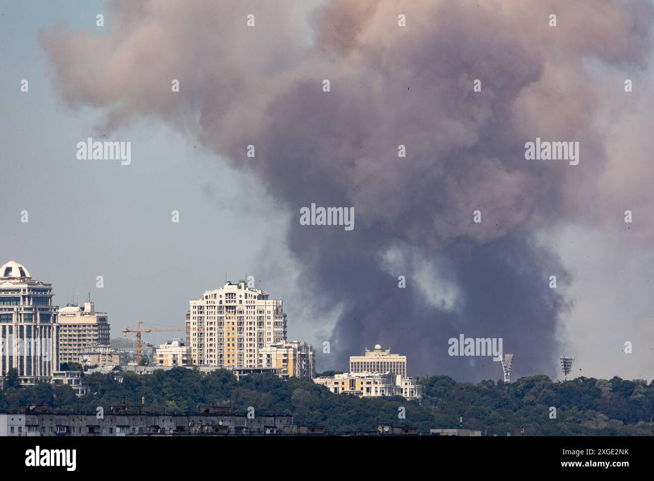 Kiev, Ucraina - 08 luglio 2024: Il fumo sale sullo skyline della città dopo un attacco missilistico combinato russo alle infrastrutture civili della capitale ci Foto Stock