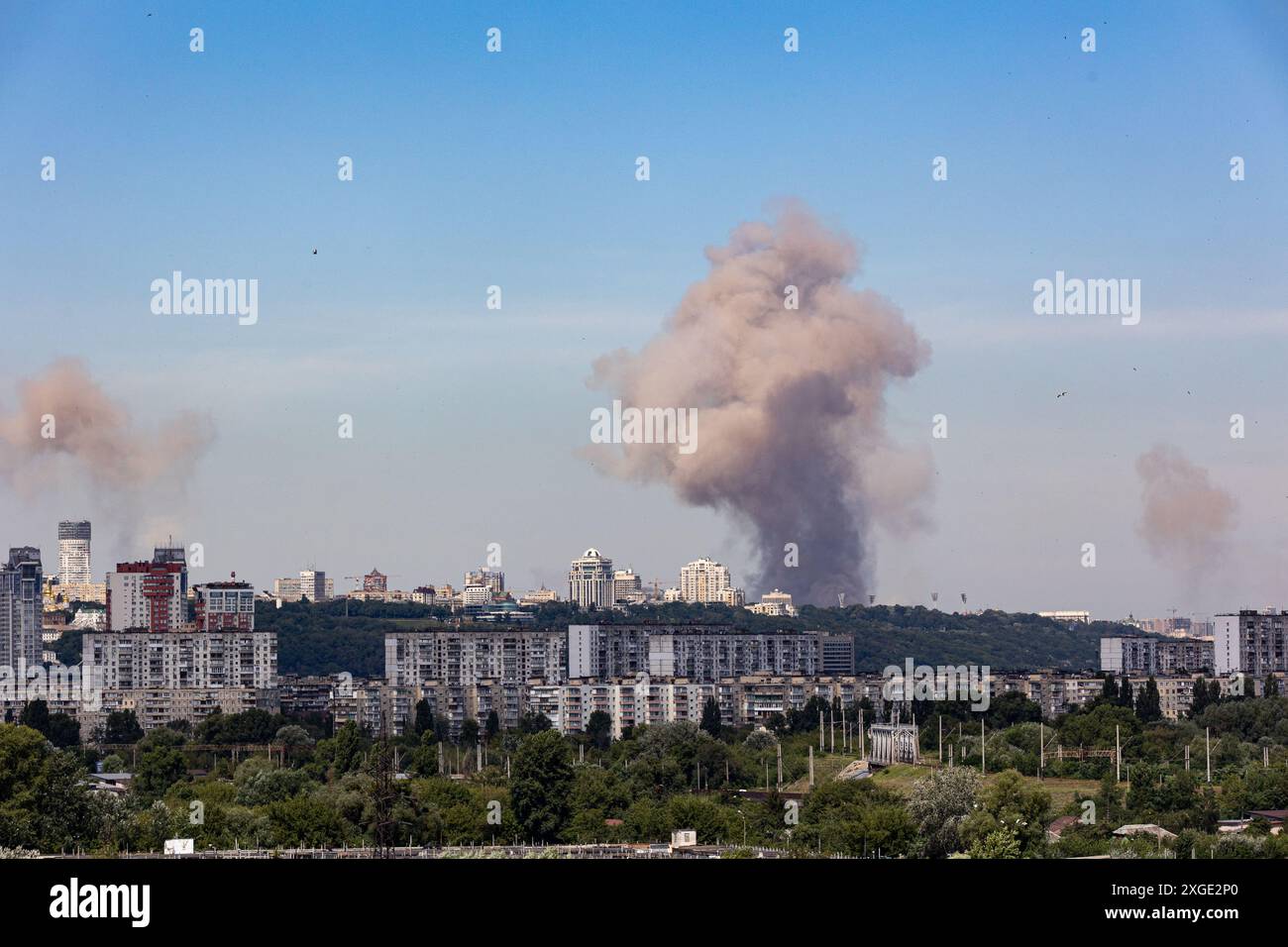 Kiev, Ucraina - 08 luglio 2024: Il fumo sale sullo skyline della città dopo un attacco missilistico combinato russo alle infrastrutture civili della capitale ci Foto Stock