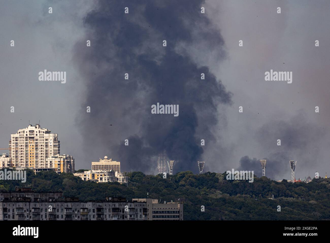 Kiev, Ucraina - 08 luglio 2024: Il fumo sale sullo skyline della città dopo un attacco missilistico combinato russo alle infrastrutture civili della capitale ci Foto Stock