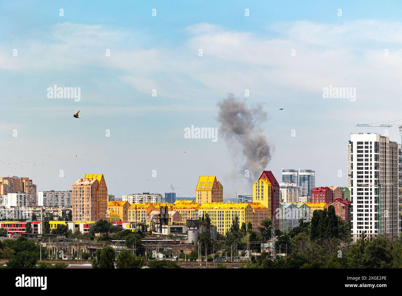 Kiev, Ucraina - 08 luglio 2024: Il fumo sale sullo skyline della città dopo un attacco missilistico combinato russo alle infrastrutture civili della capitale ci Foto Stock