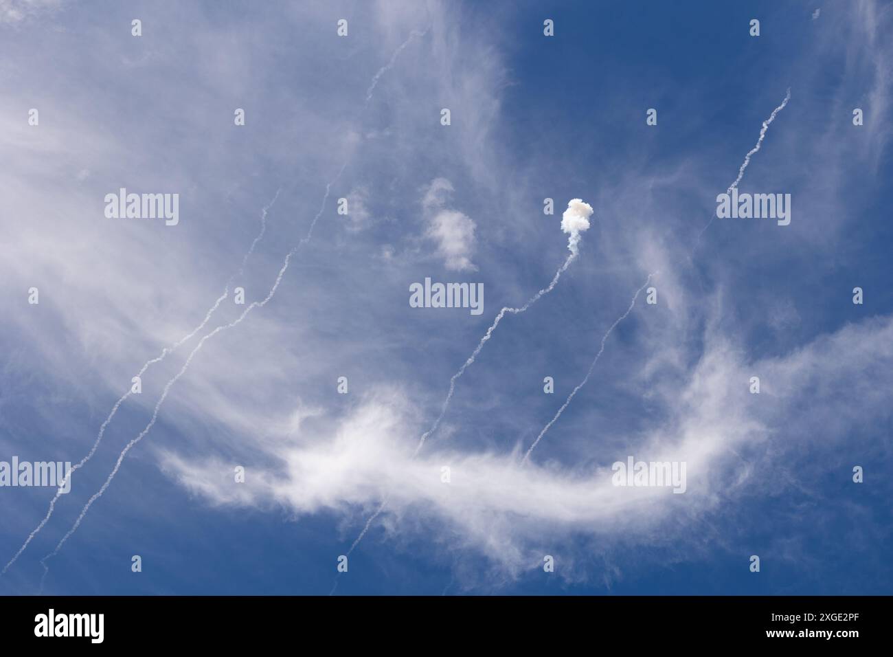 Kiev, Ucraina - 08 luglio 2024: Lavorare a un sistema MIM-104F Patriot SAM. Tracce di missili PAC-3 CRI nel cielo sopra la città dopo un miglio combinato russo Foto Stock