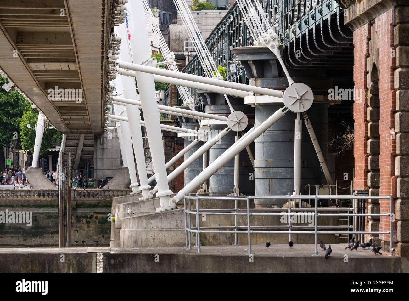 Le fondamenta del ponte ferroviario di Hungerford sono condivise dai vicini ponti pedonali del Golden Jubilee (chiamati anche ponti pedonali di Hungerford). Londra, Regno Unito Foto Stock