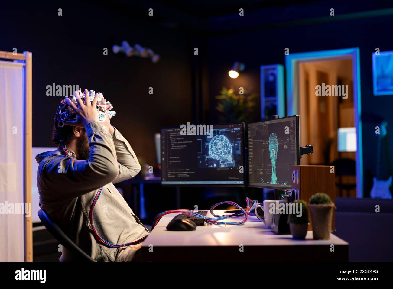 Scienziato informatico che posiziona le cuffie EEG sulla testa per comunicare con l'entità dell'intelligenza artificiale con corpo antropomorfo. Professionista IT che utilizza attrezzature high-tech per parlare con robot ai in forma umanoide Foto Stock