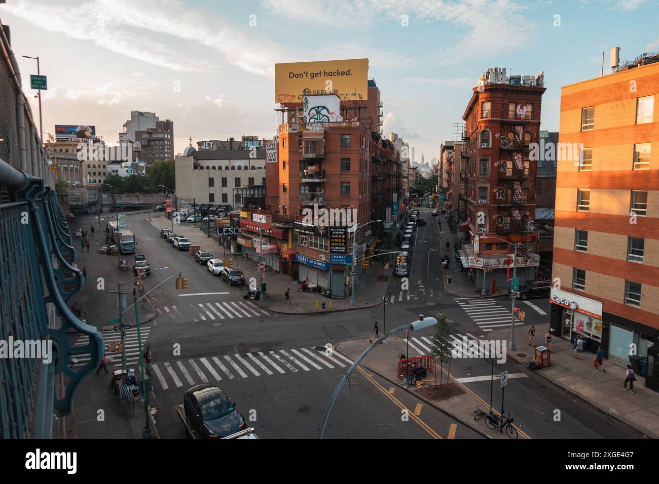 L'incrocio tra Eldridge, Division e Forsyth Street a Chinatown, New York, guardando verso l'Empire State Building Foto Stock