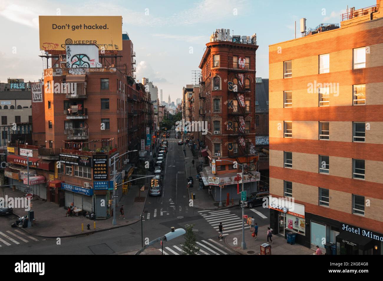 L'incrocio tra Eldridge, Division e Forsyth Street a Chinatown, New York, guardando verso l'Empire State Building Foto Stock