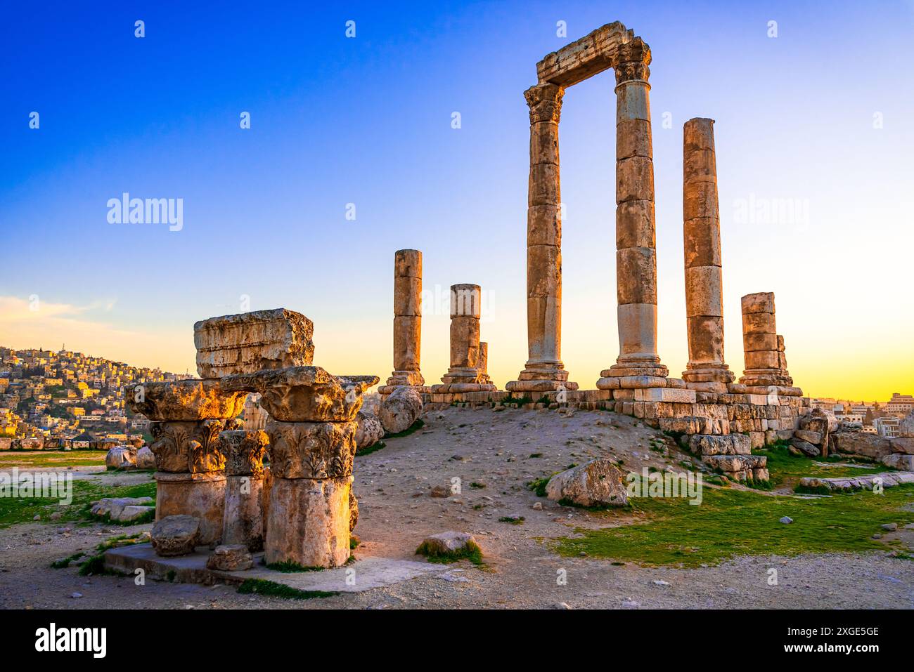 Amman, Giordania: Cittadella di Amman o Jabal al-Qa con Tempio di Ercole alla luce del tramonto. Destinazione di viaggio in Medio Oriente. Foto Stock