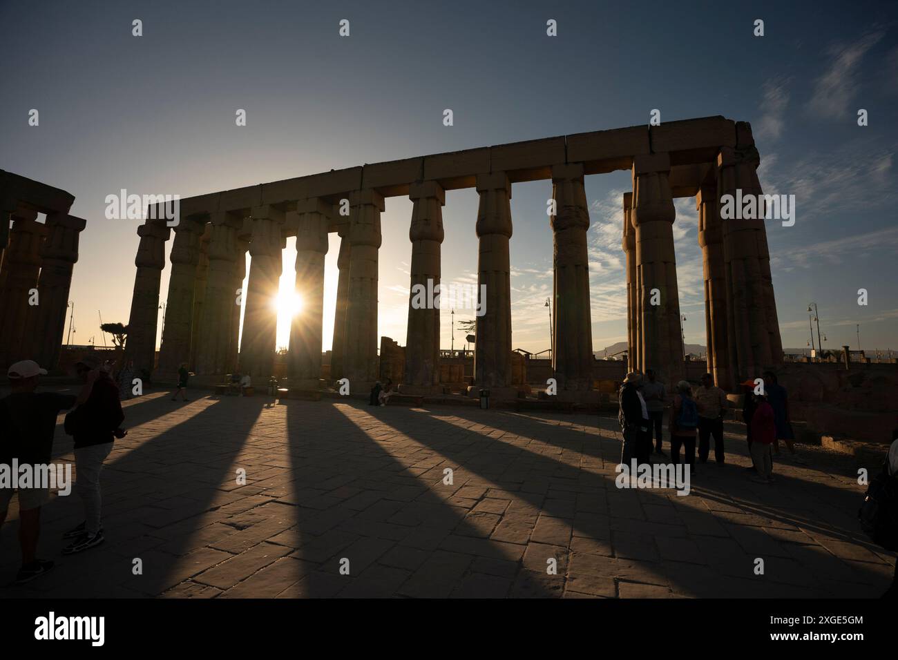 I visitatori passeggiano attraverso uno degli antichi templi egizi. Il turismo rappresenta 12,5 miliardi di dollari di impatto economico per l'Egitto. Foto Stock