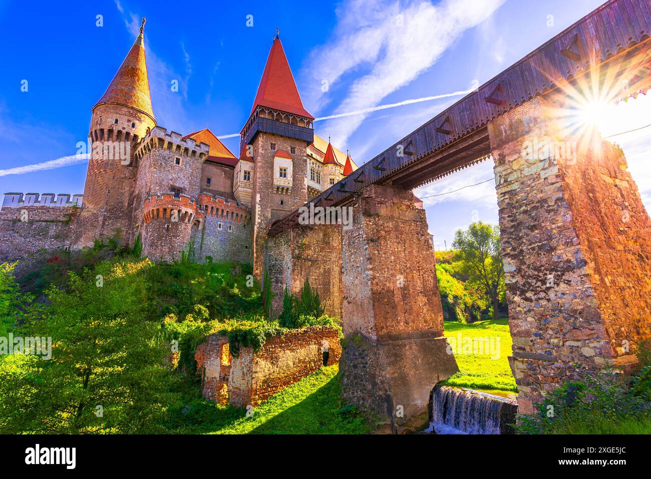 Hunedoara, Transilvania, Romania: Vista panoramica del bellissimo castello di Corvin con il suo ponte di legno al tramonto. Europa Foto Stock