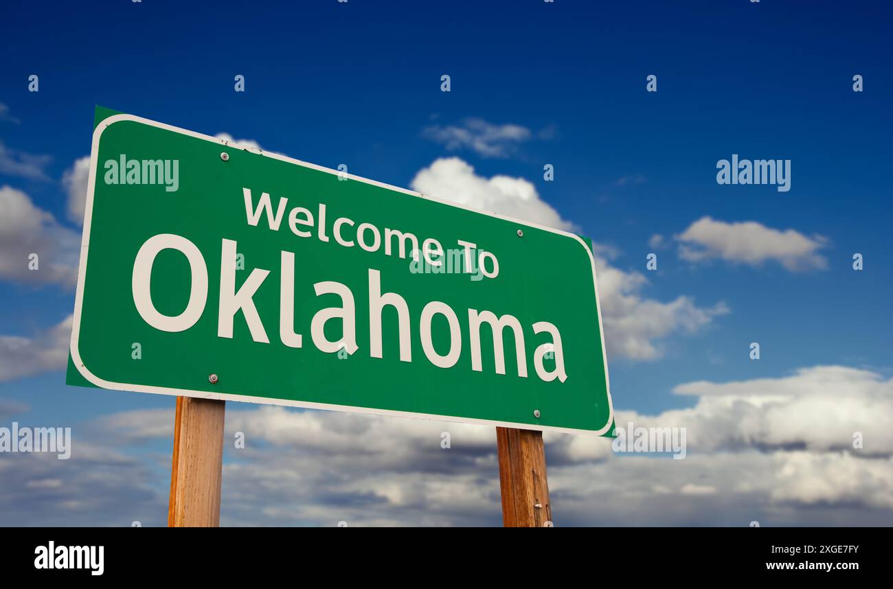 Benvenuto all'Oklahoma Green Road Sign Over Blue Sky with some Clouds. Foto Stock