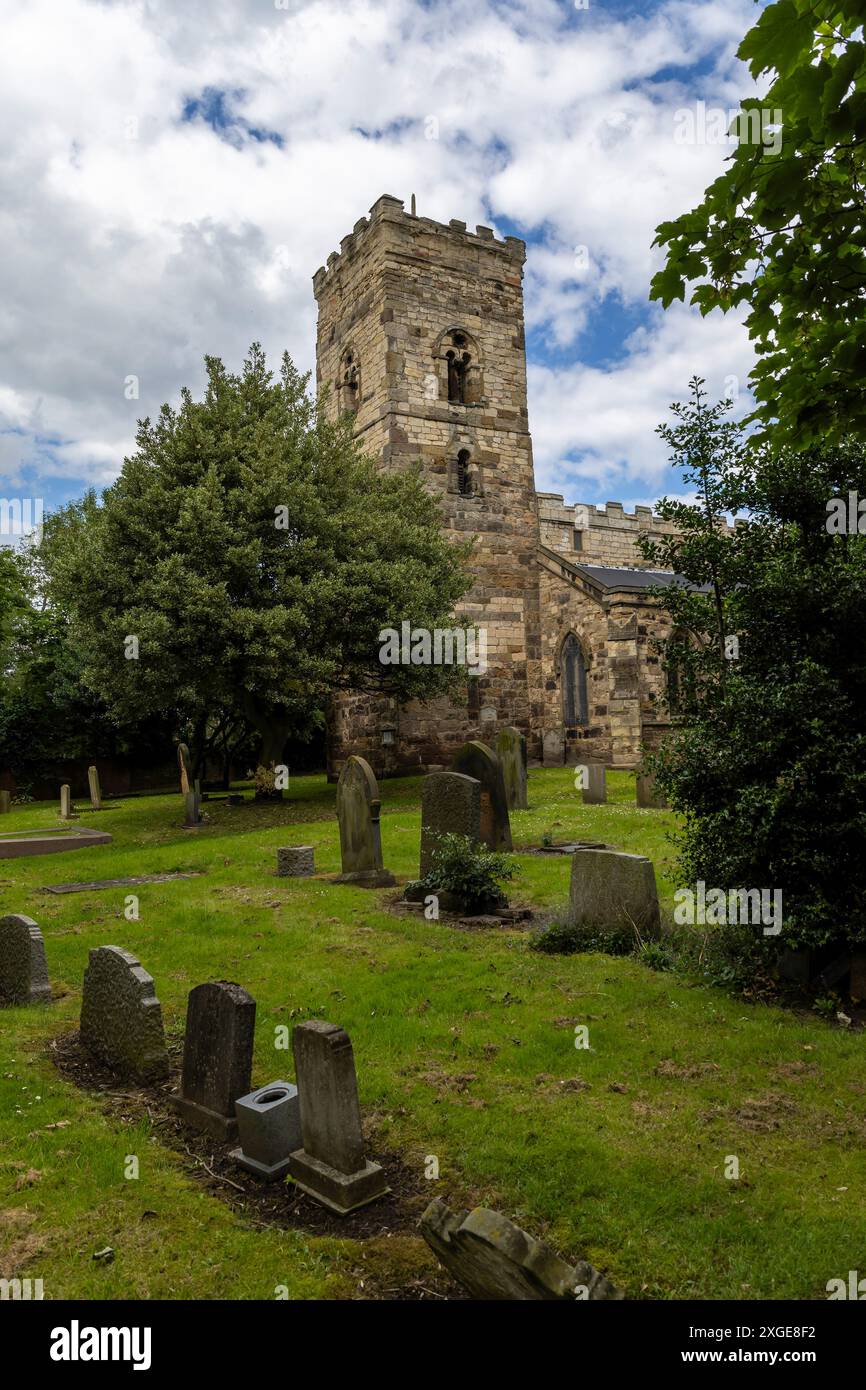 Una vista generale della chiesa di St Cuthbert a Billingham, nella contea di Durham. Si ritiene che una chiesa si trovi in questo luogo a Billingham dal 845 d.C. in epoca sassone. È descritta come la "chiesa madre" della città e si trova a Billingham Green. Tuttavia, a causa della mancanza di fondi e del declino della sua congregazione, il futuro della chiesa è minacciato. Come si è visto lunedì 8 luglio 2024. (Foto: Mark Fletcher | mi News) crediti: MI News & Sport /Alamy Live News Foto Stock