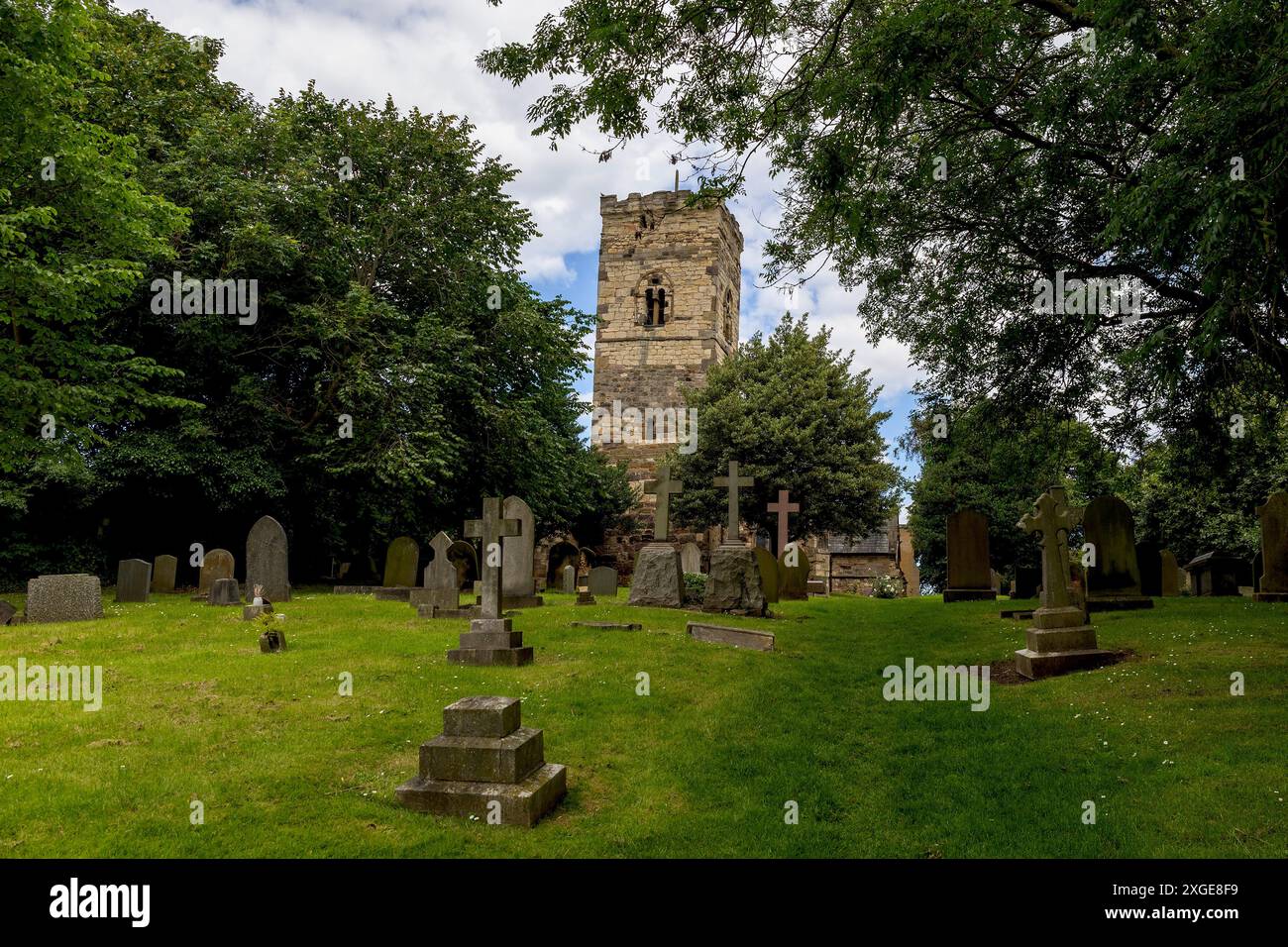 Una vista generale della chiesa di St Cuthbert a Billingham, nella contea di Durham. Si ritiene che una chiesa si trovi in questo luogo a Billingham dal 845 d.C. in epoca sassone. È descritta come la "chiesa madre" della città e si trova a Billingham Green. Tuttavia, a causa della mancanza di fondi e del declino della sua congregazione, il futuro della chiesa è minacciato. Come si è visto lunedì 8 luglio 2024. (Foto: Mark Fletcher | mi News) crediti: MI News & Sport /Alamy Live News Foto Stock