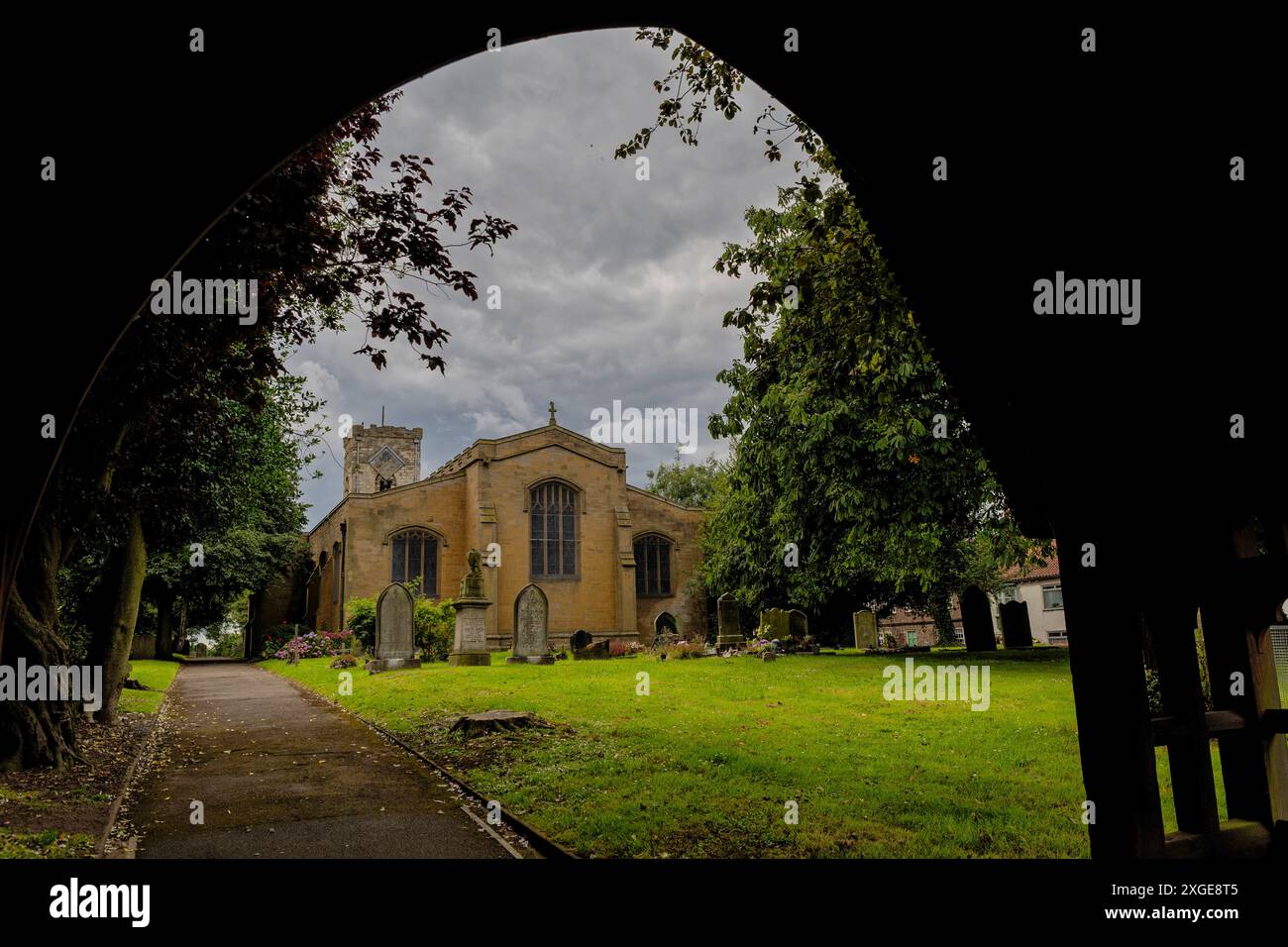 Una vista generale della chiesa di St Cuthbert a Billingham, nella contea di Durham. Si ritiene che una chiesa si trovi in questo luogo a Billingham dal 845 d.C. in epoca sassone. È descritta come la "chiesa madre" della città e si trova a Billingham Green. Tuttavia, a causa della mancanza di fondi e del declino della sua congregazione, il futuro della chiesa è minacciato. Come si è visto lunedì 8 luglio 2024. (Foto: Mark Fletcher | mi News) crediti: MI News & Sport /Alamy Live News Foto Stock