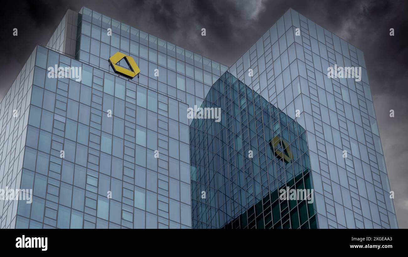Commerzbank Tower a Francoforte, mentre le nuvole scure passano. Attività finanziarie in Germania. Crisi finanziaria. Settore bancario Foto Stock