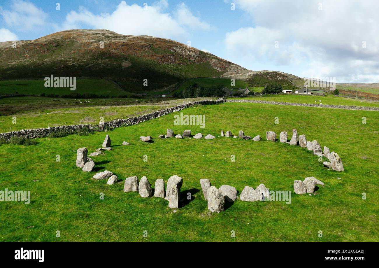 Swinside preistorico cerchio di pietre neolitiche noto anche come Sunkenkirk. Vicino a Broughton a Furness, Cumbria, Inghilterra. Guardando a nord-ovest sull'ingresso del portale. 55 pietre Foto Stock