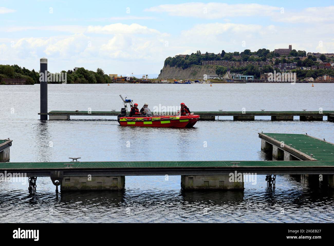 Barca Fire and Rescue Service, Cardiff Bay, South Wales con Penarth Head e St Augustine's Church in lontananza. Data: Luglio 2024 Foto Stock