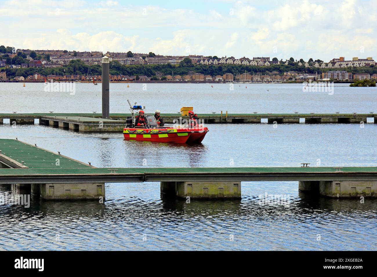 Barca Fire and Rescue Service, Cardiff Bay, South Wales con Penarth Head e St Augustine's Church in lontananza. Data: Luglio 2024 Foto Stock