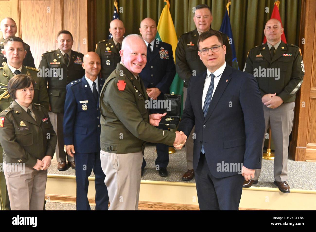 Il ministro della difesa lituano Laurynas Kasciunas visitò Fort Indiantown Gap, Pennsylvania, 8 luglio 2024. Mentre era qui incontrò l'aiutante generale della Pennsylvania, il generale Mark Schindler e altri alti leader della Guardia Nazionale della Pennsylvania e visitò l'edificio didattico per la manutenzione dell'aviazione del sito di addestramento della Guardia Nazionale dell'Esercito orientale. La Guardia nazionale della Pennsylvania e la Lituania sono partner attraverso il programma di partenariato statale della Guardia nazionale dal 1993. (Foto della Guardia Nazionale della Pennsylvania di Brad Rhen) Foto Stock