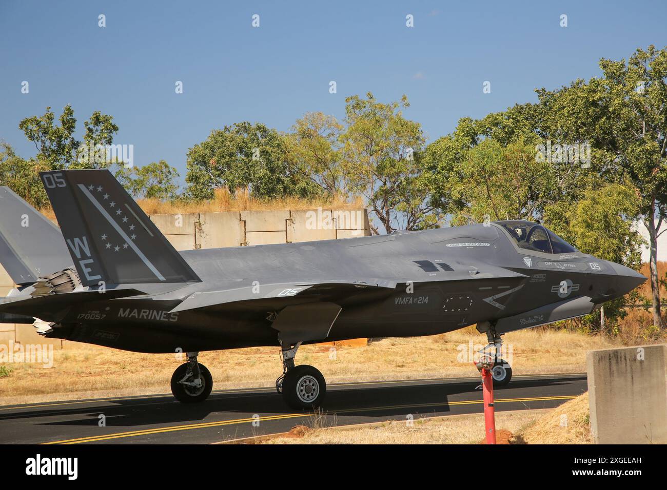 Un F-35B Lightning II del corpo dei Marines degli Stati Uniti con Marine Fighter Attack Squadron (VMFA) 214, Marine Aircraft Group 13, 3rd Marine Aircraft Wing, taxi per la pista armati con una bomba a guida laser della Royal Australian Air Force GBU-12 Paveway II alla RAAF base Tindal, Northern Territory, Australia, 26 giugno 2024 I marines con VMFA-214 e gli aviatori della RAAF con il No. 75 Squadron caricarono gli ordigni della RAAF sugli F-35B dell'USMC durante l'addestramento bilaterale, mostrando l'intercambiabilità tra RAAF e aviazione dei Marines degli Stati Uniti. Il VMFA-214 schierò più di 200 Marines e otto F-35B Lightning II della Marine Foto Stock