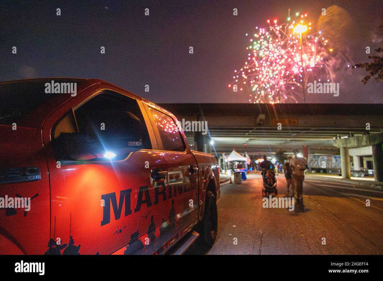 I fuochi d'artificio esplodono durante il Freedom Over Texas Festival all'Eleanor-Tinsley Park di Houston, Texas, 4 luglio 2024. Marines with Recruiting Sub Station Memorial City, Recruiting Station Houston, ha tenuto uno stand per i partecipanti per saperne di più su ciò che il corpo dei Marines può offrire e ha sfidato i partecipanti a partecipare a una sfida pull-up bar in cui possono vincere premi. (Foto del corpo dei Marines degli Stati Uniti del sergente Ryan H. Pulliam) Foto Stock