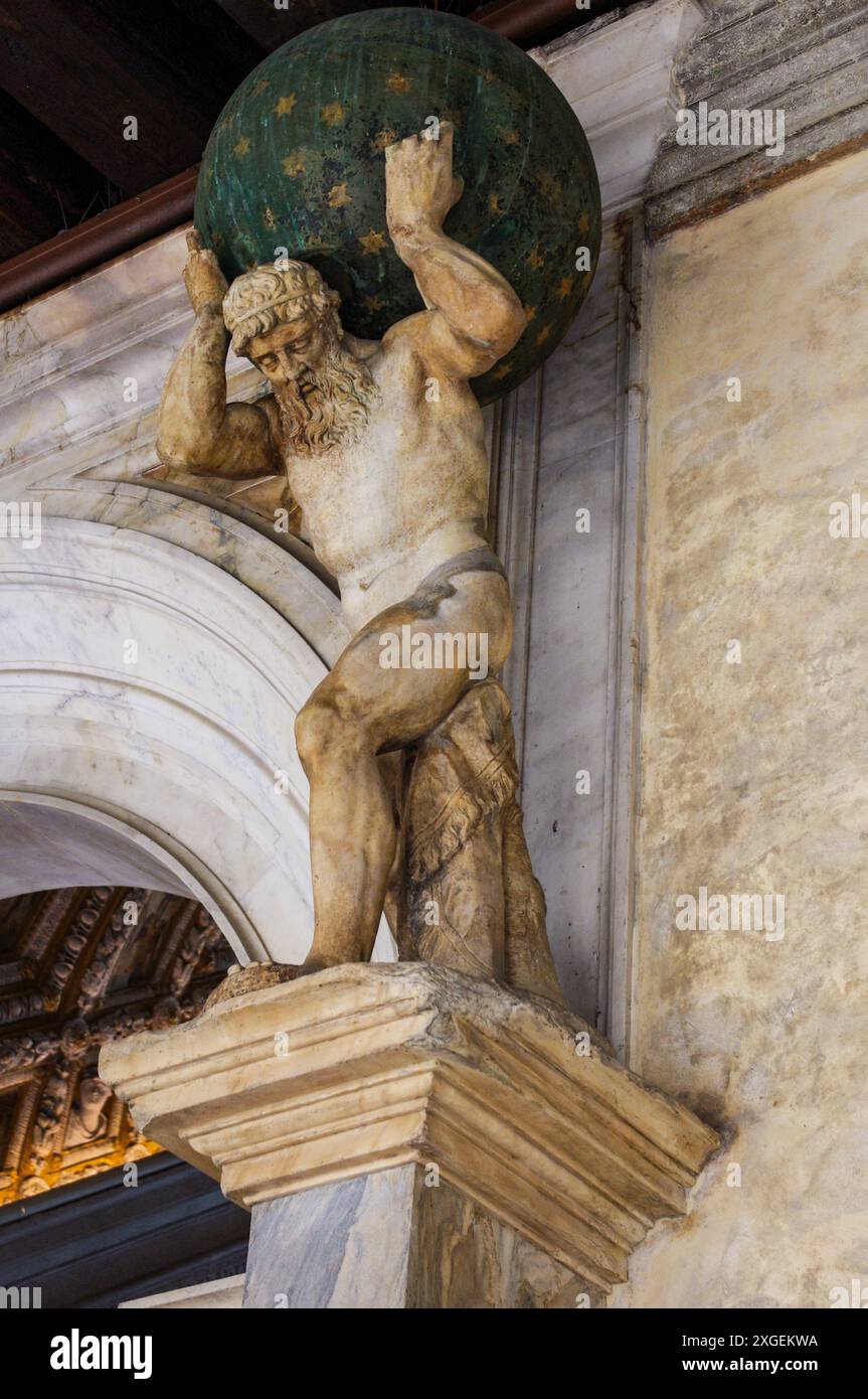 Statua dell'Atlante che trasporta il mondo all'ingresso della Scala d'Oro, Palazzo Ducale, Venezia, Italia Foto Stock