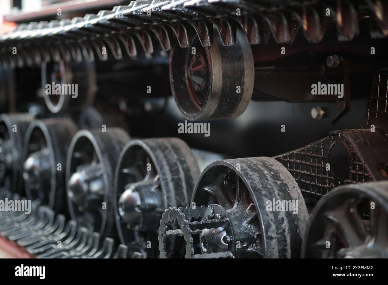 Primo piano del carro cingolato di attrezzature per l'edilizia industriale. Messa a fuoco selettiva. Foto Stock