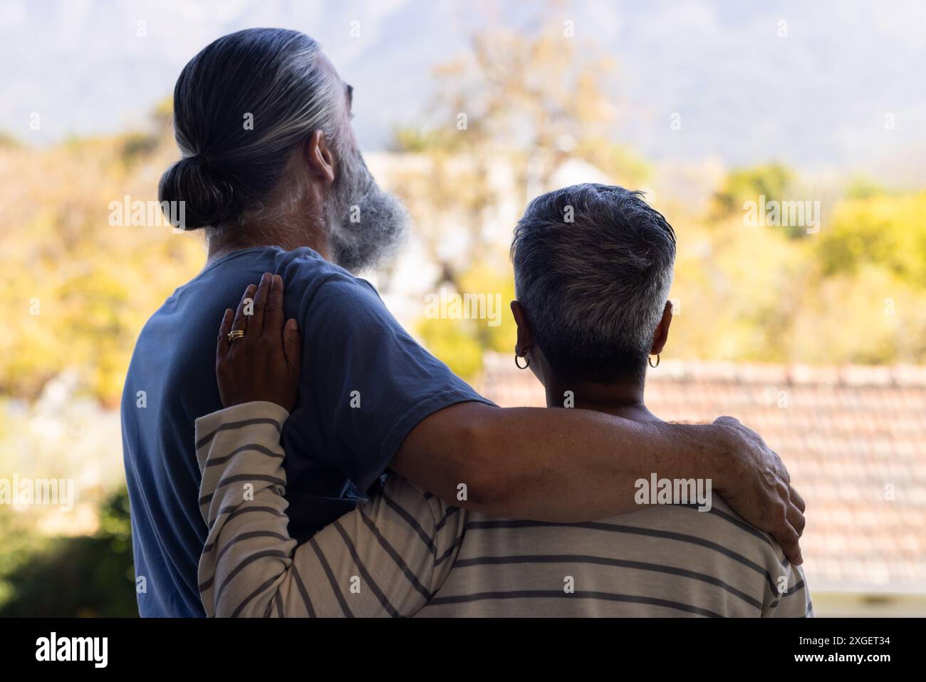 Coppie senior che si godono la vista esterna insieme, mostrando affetto Foto Stock