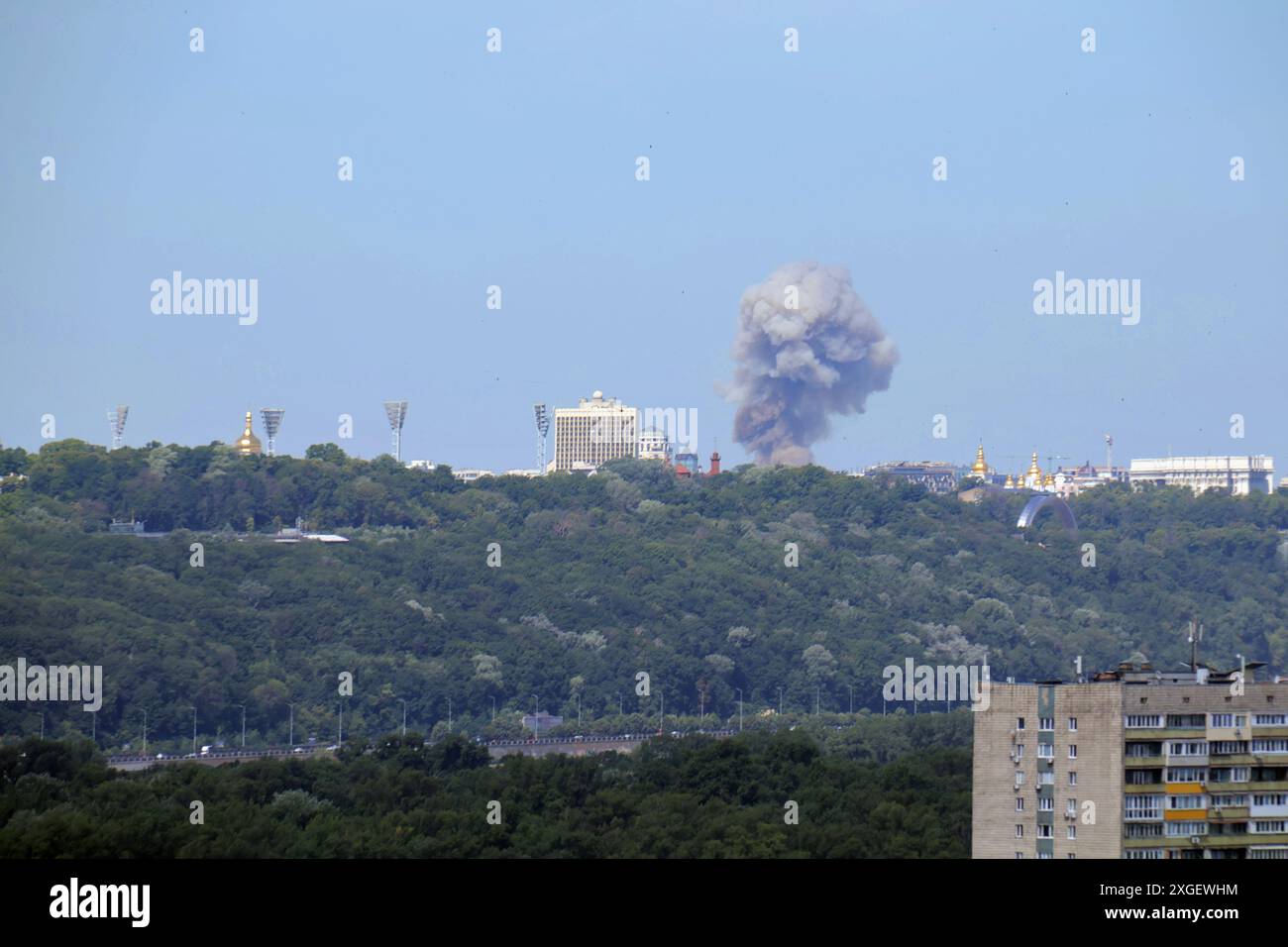KIEV, UCRAINA - 8 LUGLIO 2024 - Smoke sale sul capitale ucraino a seguito di un massiccio attacco missilistico russo, Kiev, capitale dell'Ucraina Foto Stock