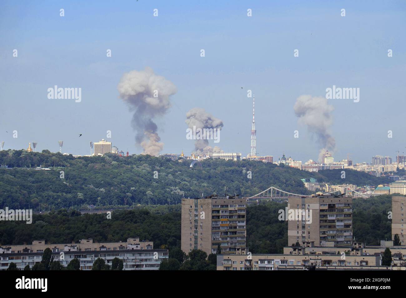 Non esclusiva: KIEV, UCRAINA - 8 LUGLIO 2024 - Smoke sale sulla capitale Ucraina a seguito di un massiccio attacco missilistico russo, Kiev, capitale del Regno Unito Foto Stock