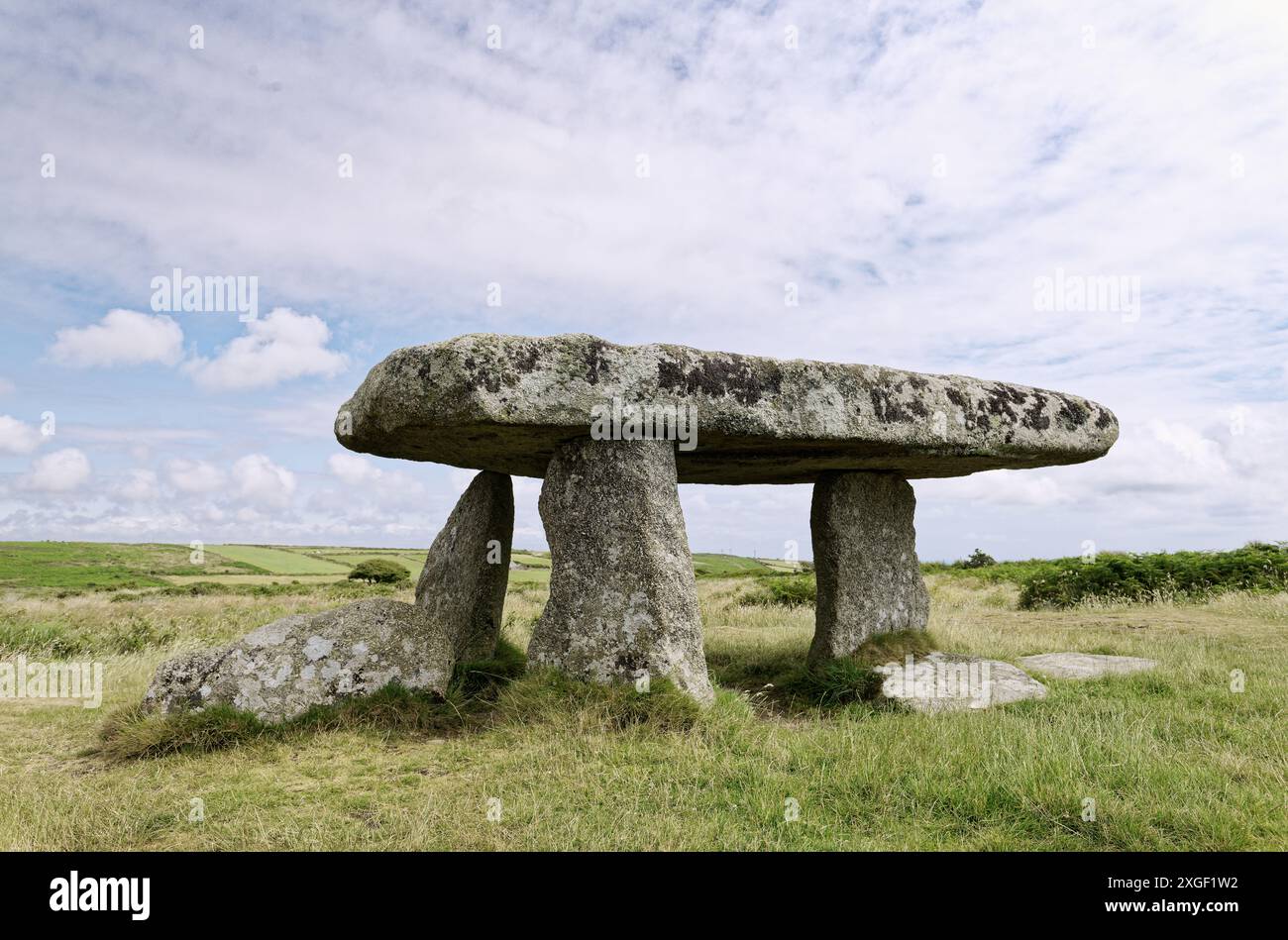 Lanyon Quoit ricostruì una camera megalitica dolmen preistorica che formava l'estremità nord di un Long barrow. Vicino a Morvah, Cornovaglia, Inghilterra Foto Stock