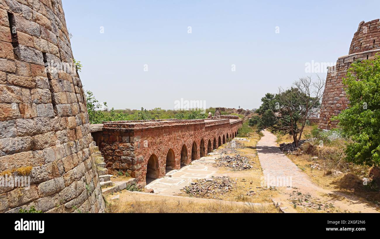 Vista in rovina del forte di Tughlaqabad, costruito da Ghiyasuddin Tughlaq nel 1321, Tughlaqabad, Delhi, India. Foto Stock