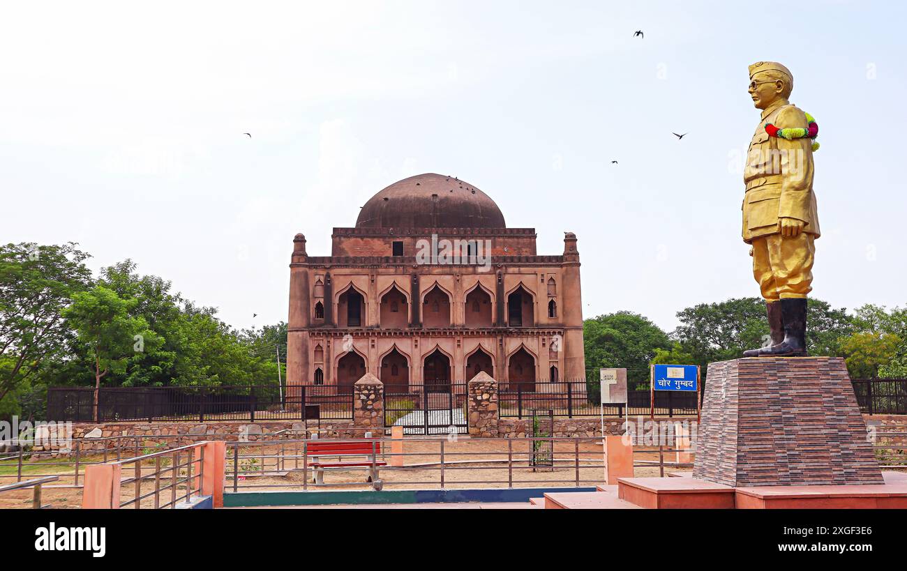 Vista di Chor Ghumbad con la statua di Subhash Chandra Bose, Narnaul, Haryana, India. Foto Stock