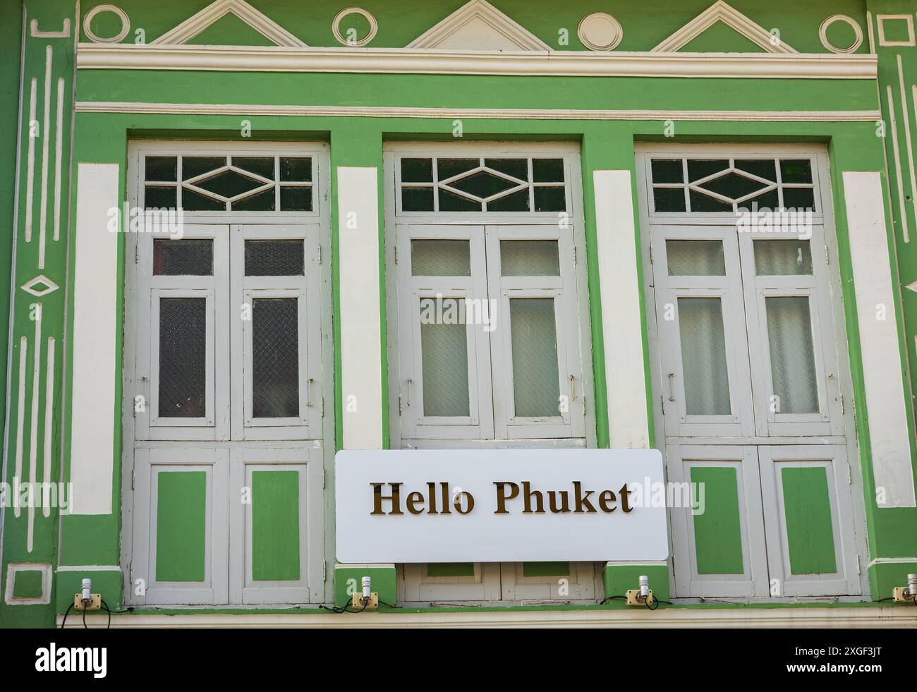 Casa in stile portoghese di colore verde. Centro storico di Phuket con edifici architettonici sino portoghesi a Phuket in Thailandia. Cartello che dice "ciao Phuket". Foto Stock