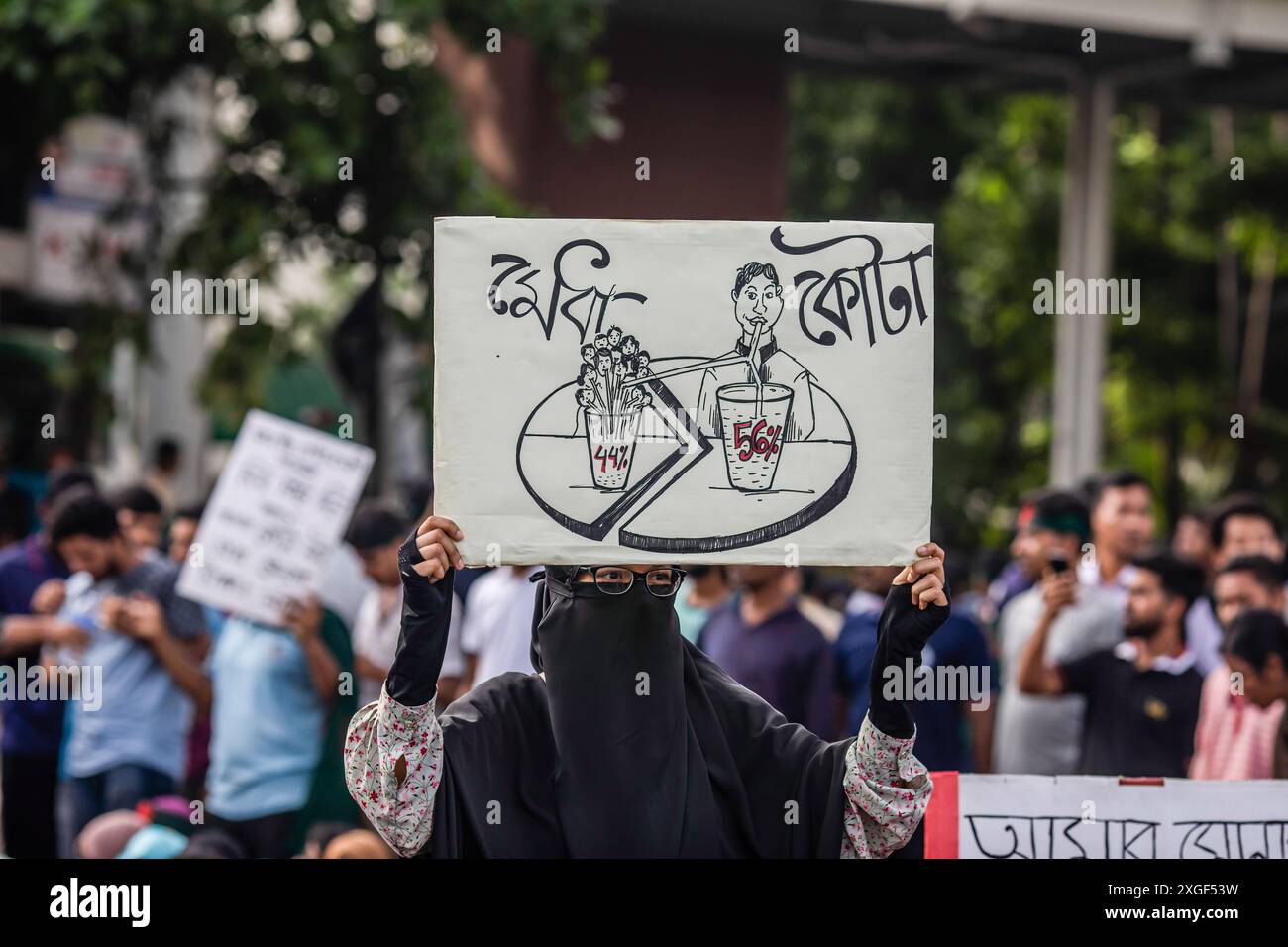 Dacca, Bangladesh. 8 luglio 2024. Un manifestante tiene un cartello durante la dimostrazione. Gli studenti universitari del Bangladesh e i richiedenti lavoro hanno protestato chiedendo che le quote per i posti di lavoro governativi fossero vietate e che fosse ripristinata la circolare governativa del 2018 che ha abolito il sistema delle quote. (Foto di Sazzad Hossain/SOPA Images/Sipa USA) credito: SIPA USA/Alamy Live News Foto Stock